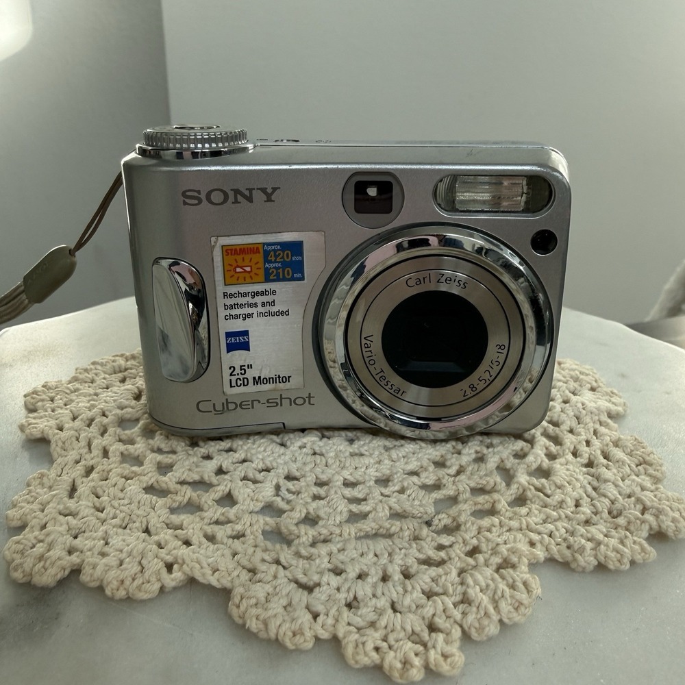 Sony Cyber Shot DSC S90 4.1MP Digital Camera 3x Zoom Silver Compact Tested Works